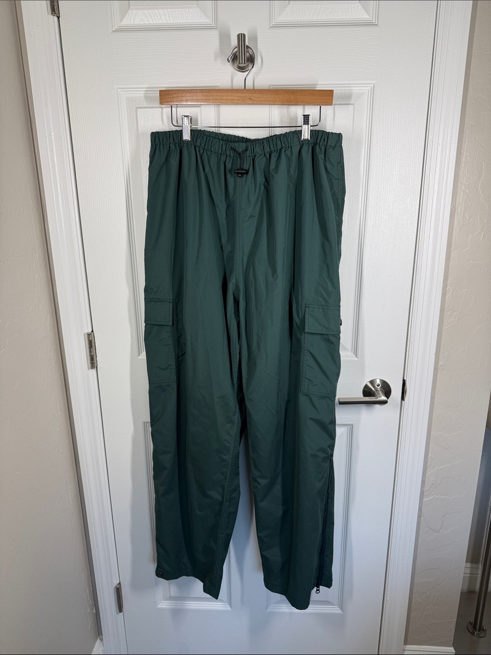 Field and Stream green waterproof pants size XL
Fishing, camping, outdoor